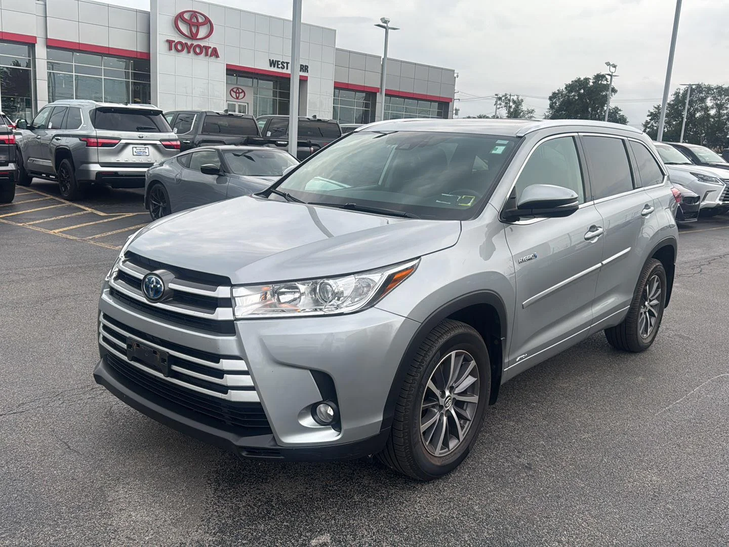 Used 2018 Celestial Silver Metallic Toyota XLE image 3