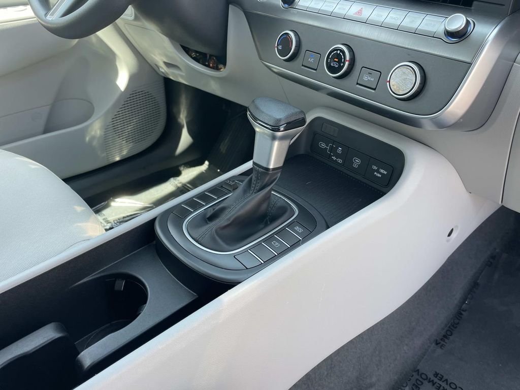 2025 Hyundai Kona SE - Photo 28