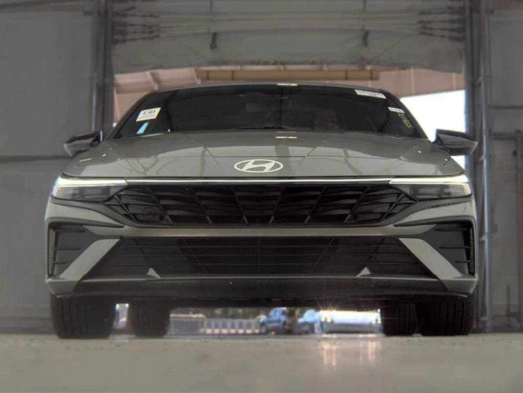 Used 2025 Silver Hyundai SEL Sport image 3