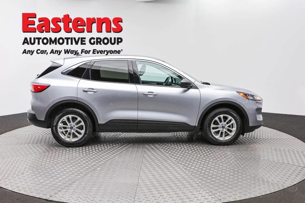 Used 2022 Silver Ford SE image 3