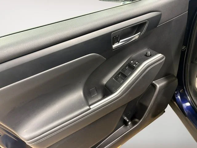 Used 2022  Toyota XLE image 2