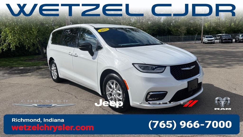 2025 Chrysler Pacifica Select's photo