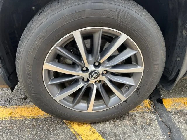 Used 2019 Midnight Black Metallic Toyota XLE image 9