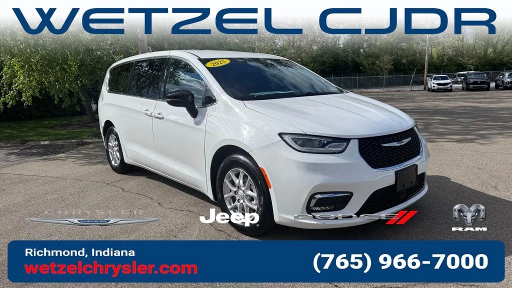 2025 Chrysler Pacifica Select's photo
