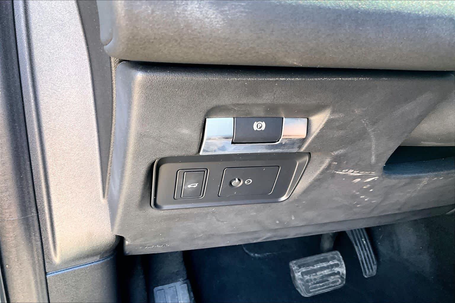 Used 2022 Fuji White Land Rover SE image 30
