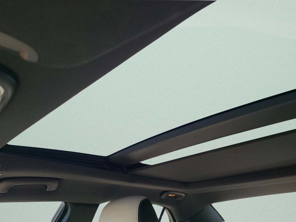 Used 2018 White Chrysler S image 17