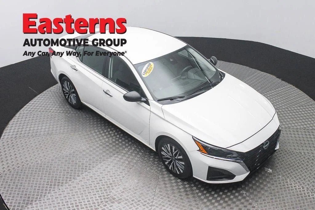 Used 2025 White Nissan 2.5 SV image 3