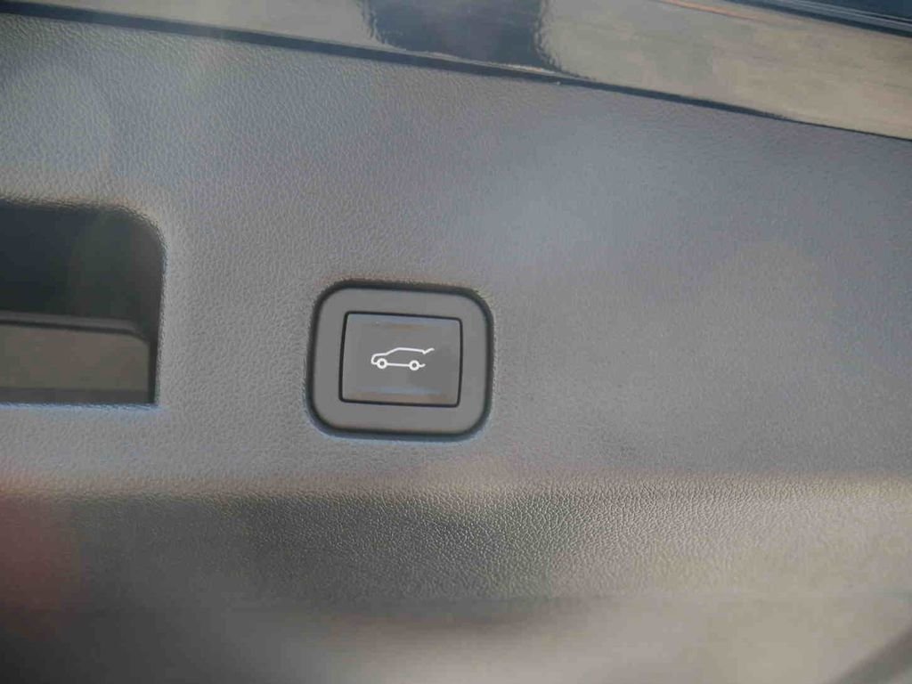 Used 2026  Chevrolet Z71 image 10