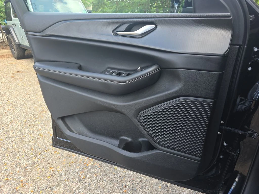 Used 2023 Black Jeep Altitude image 28