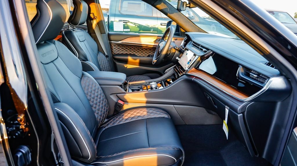 New 2026 Diamond Black Crystal Pearlcoat Jeep Summit image 20