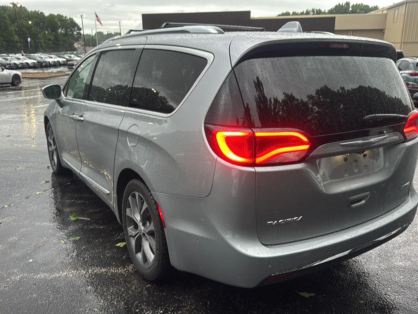 Used 2017 Billet Silver Metallic Clearcoat Chrysler Limited image 5