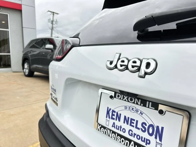 Used 2021 White Jeep Latitude Lux image 10