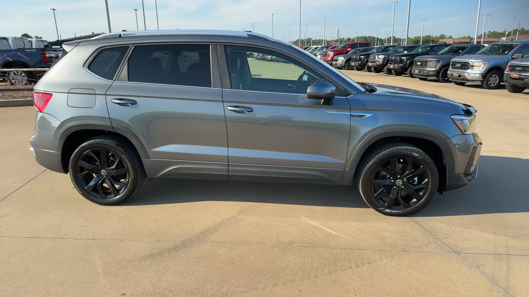 2023 Volkswagen Taos SE - Photo 2