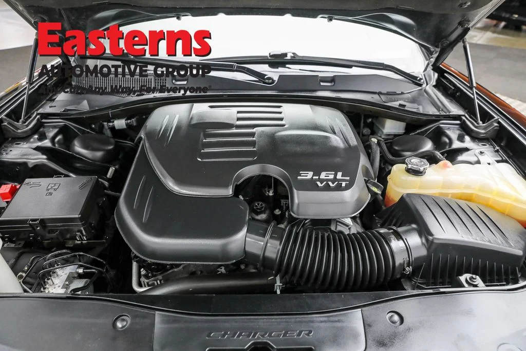 Used 2022 Black Dodge SXT image 7
