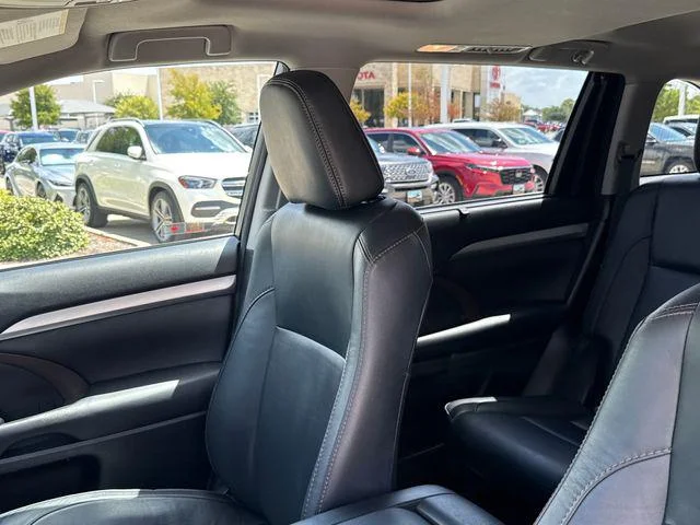 Certified Used 2018 BLIZZARD PEARL Toyota XLE image 11