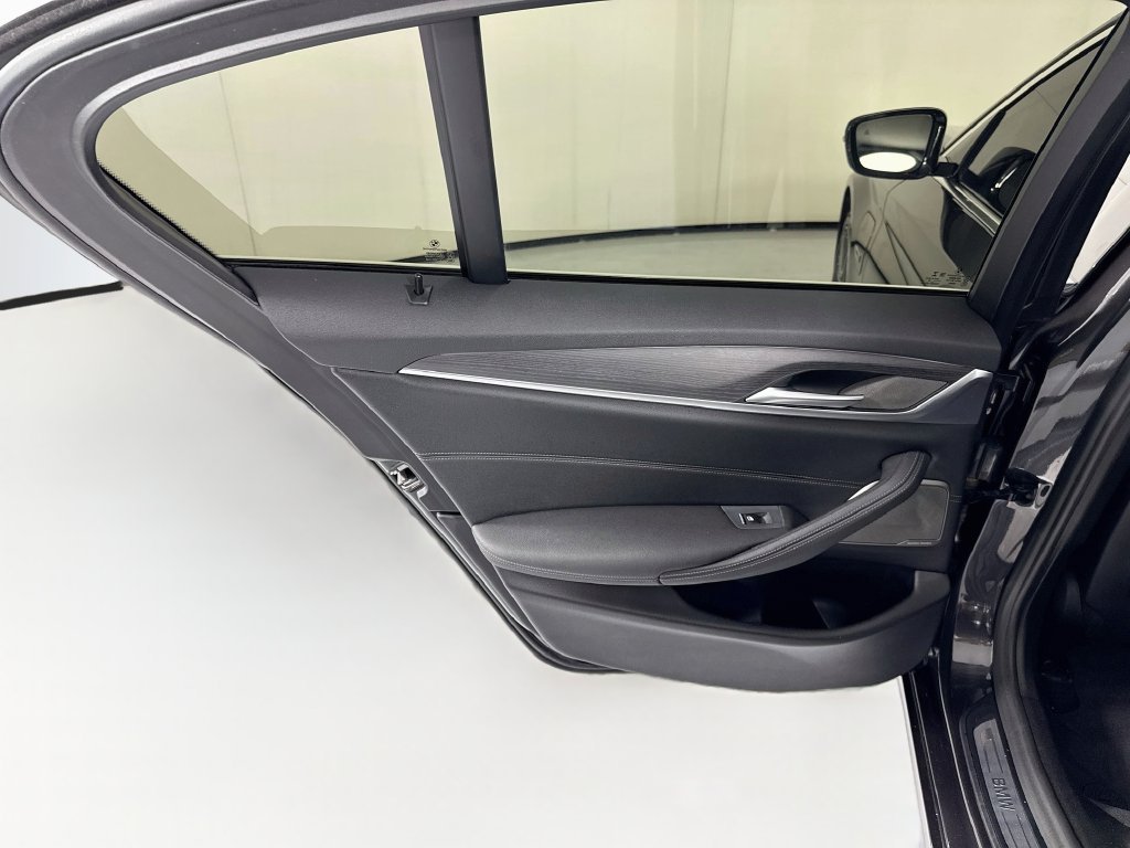 Used 2022 Dark Graphite BMW 530e iPerformance image 27