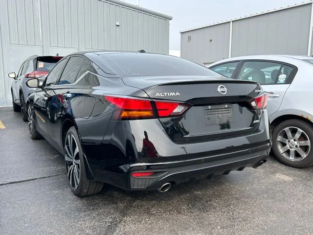 Used 2019 Black Nissan 2.5 Platinum image 2