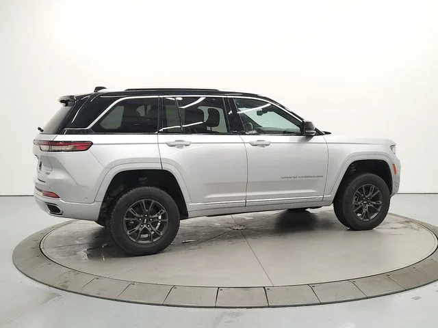 Used 2023 Silver Jeep Summit image 7