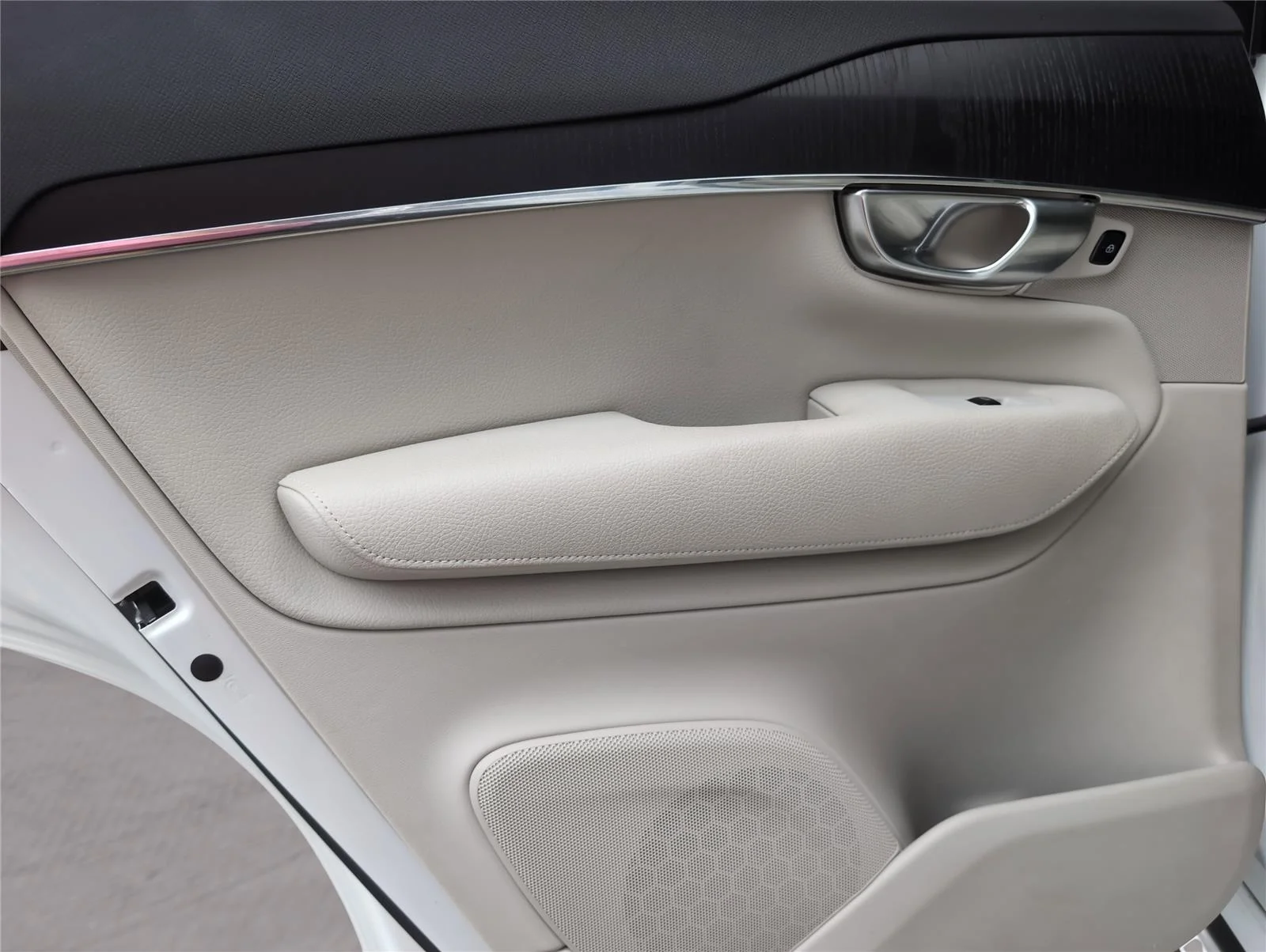 Used 2020 Crystal White Metallic Volvo Momentum image 32