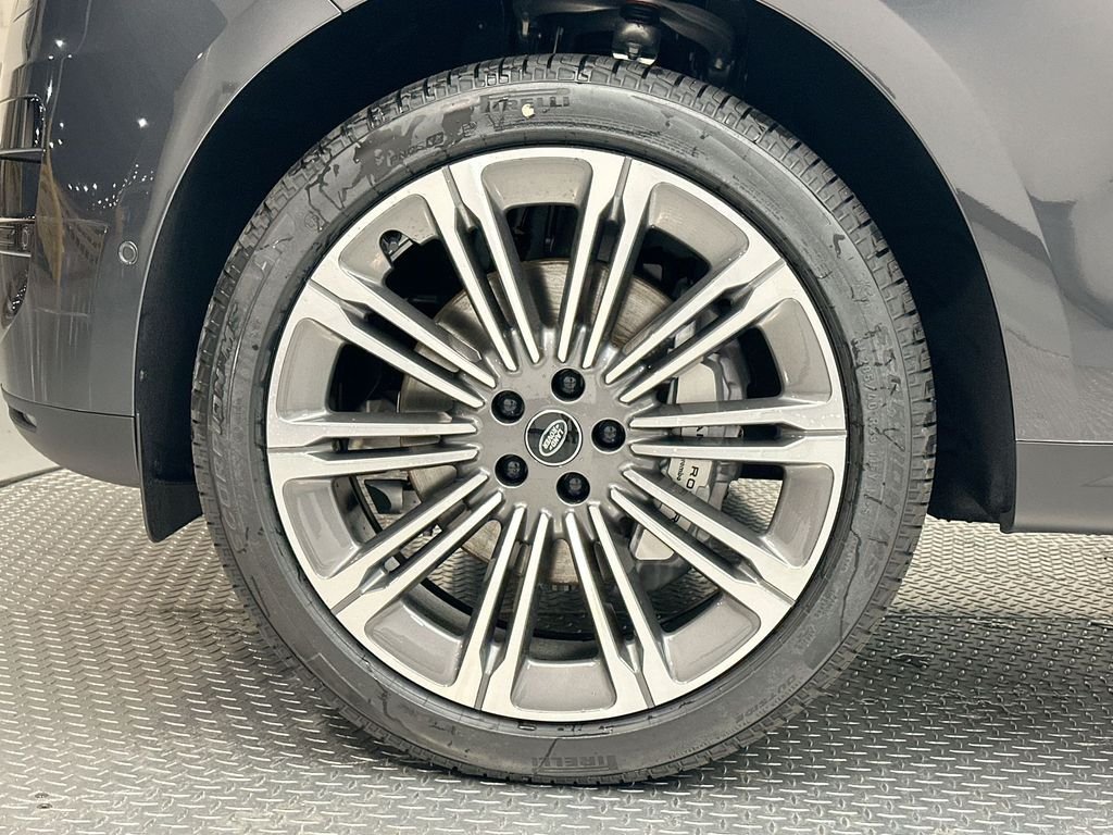 Used 2025  Land Rover SE image 3