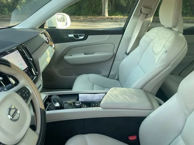 Used 2022 Ice White Volvo Momentum image 9