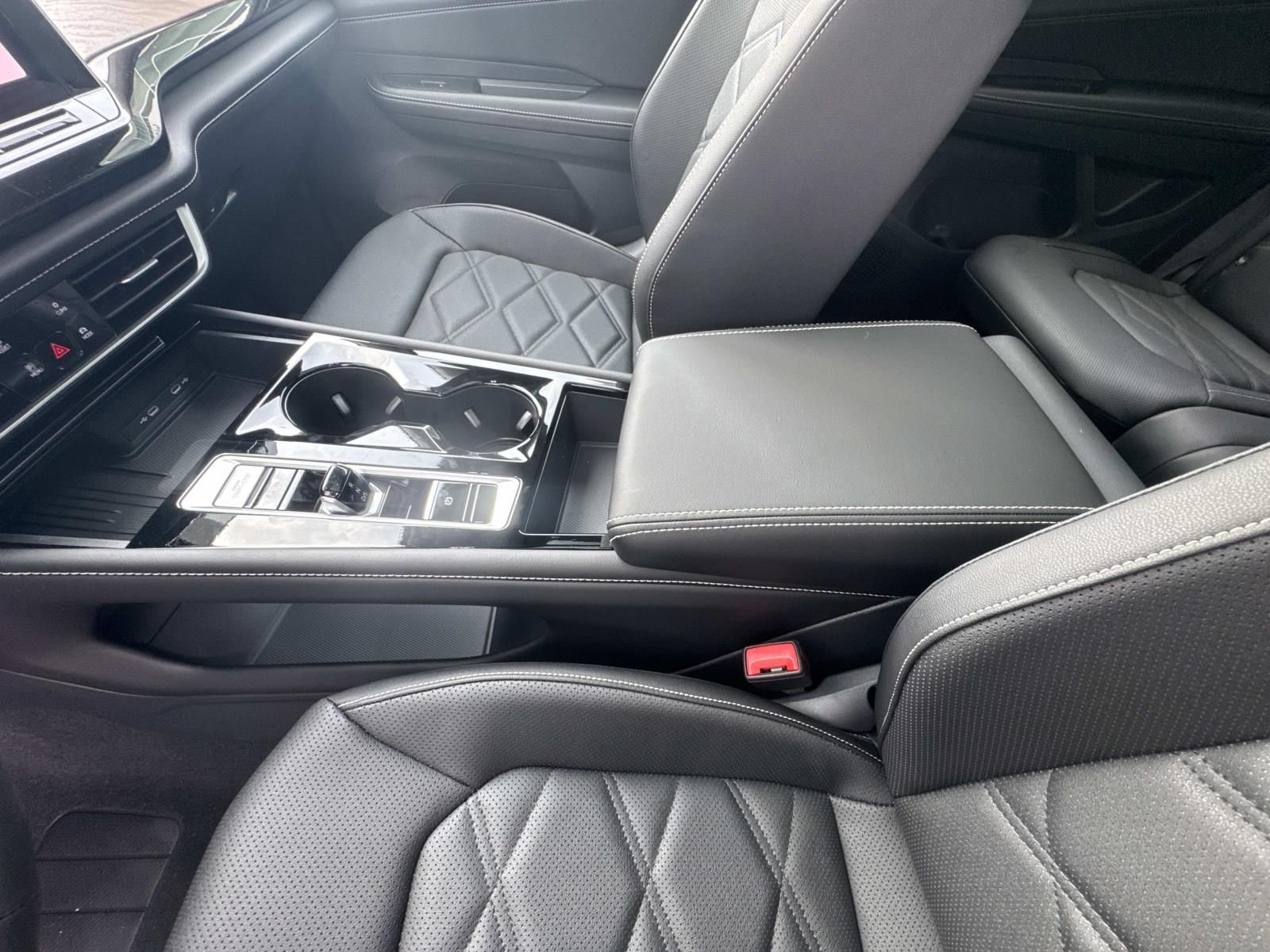 New 2026 White Volkswagen 2.0T SE w/Technology image 17