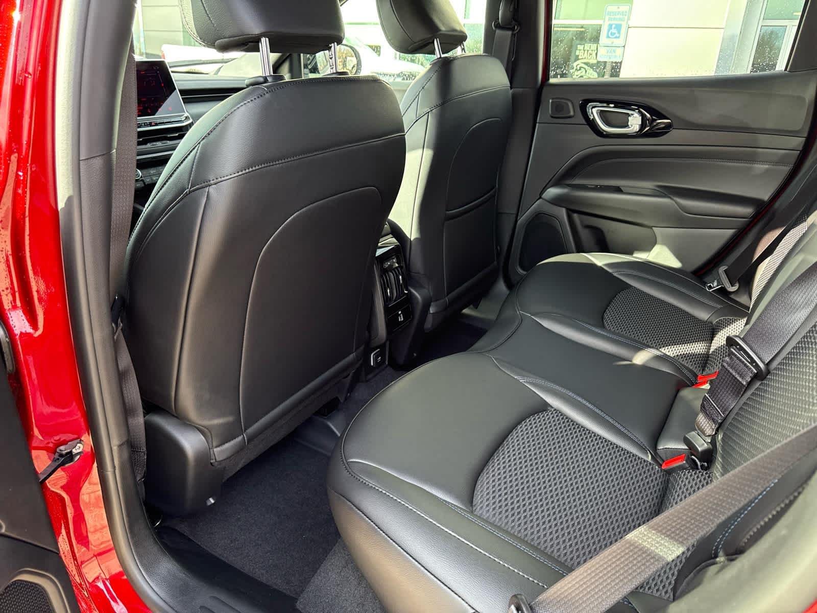 New 2026 Red Hot Pearlcoat Jeep Latitude image 12