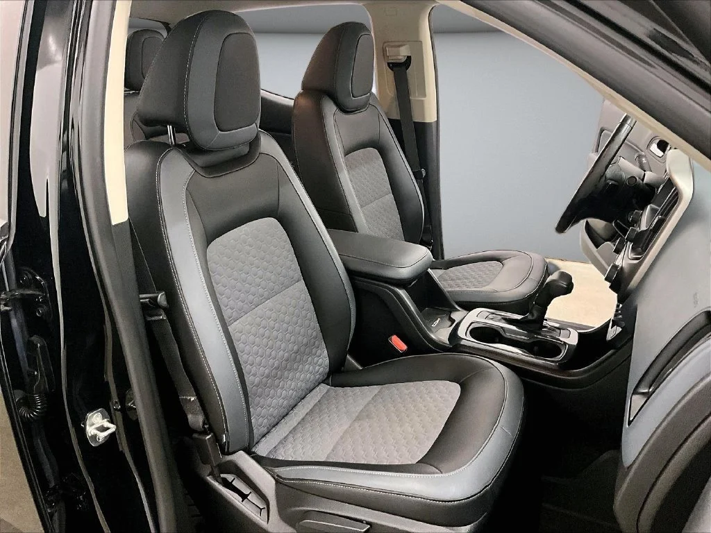 Used 2020 Black Chevrolet Z71 image 30