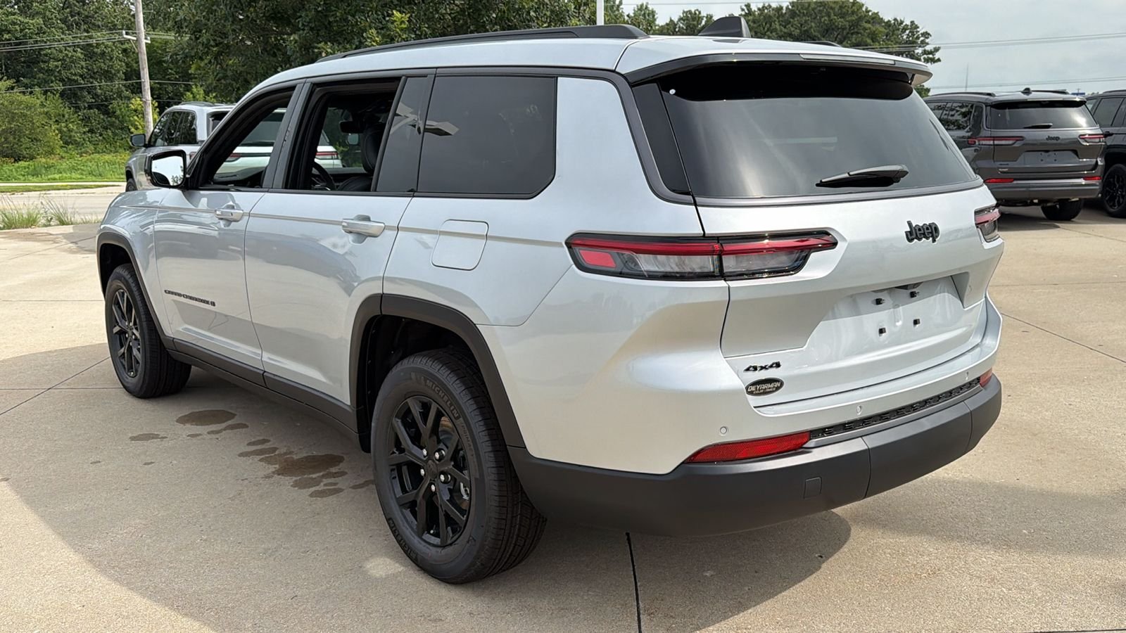New 2026 Silver Zynith Exterior Paint Jeep Altitude image 7