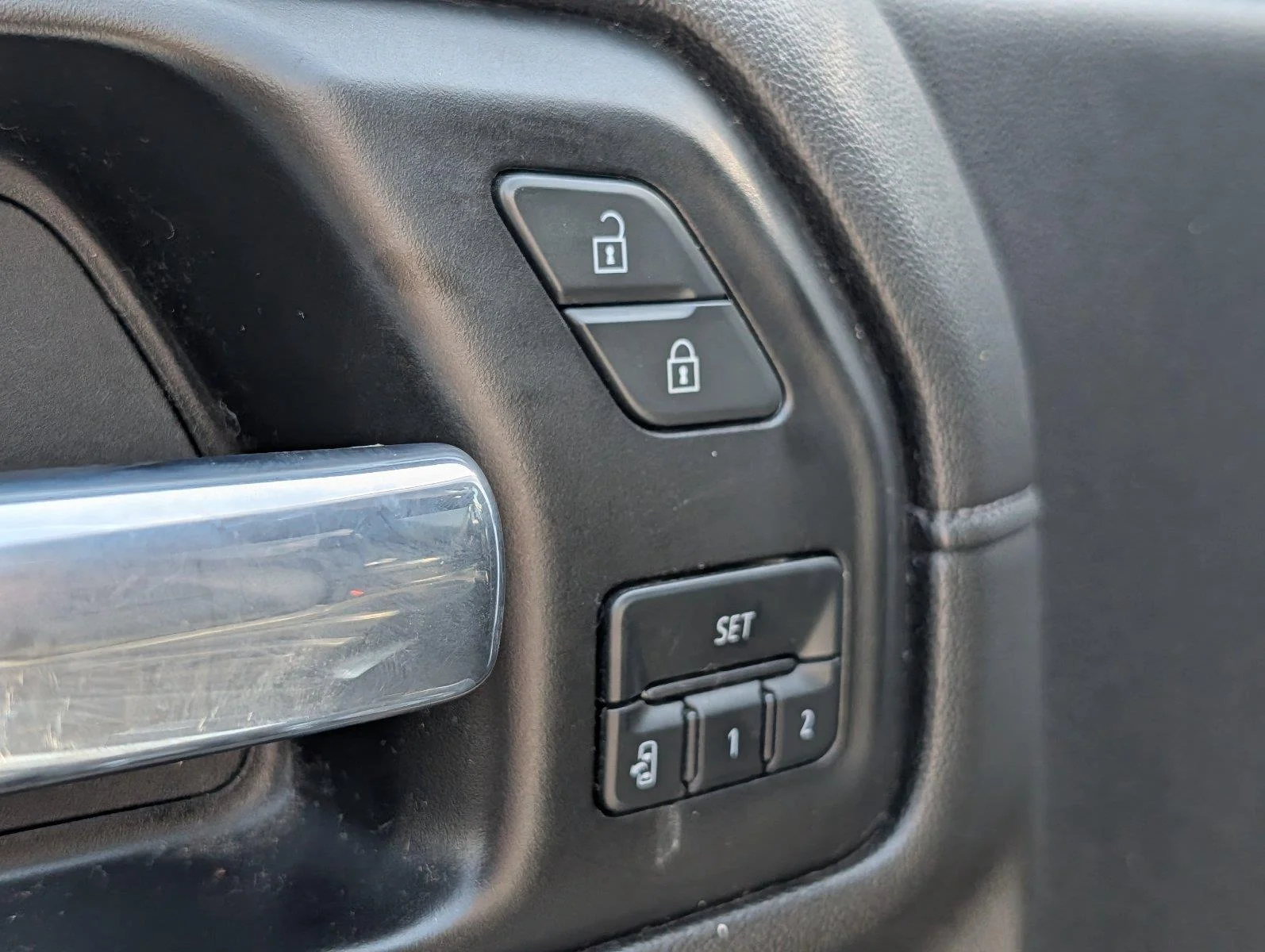 Used 2022 White Frost Tricoat GMC Denali image 17
