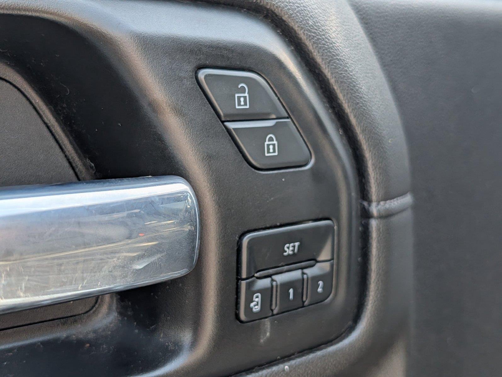 Used 2022 White Frost Tricoat GMC Denali image 17