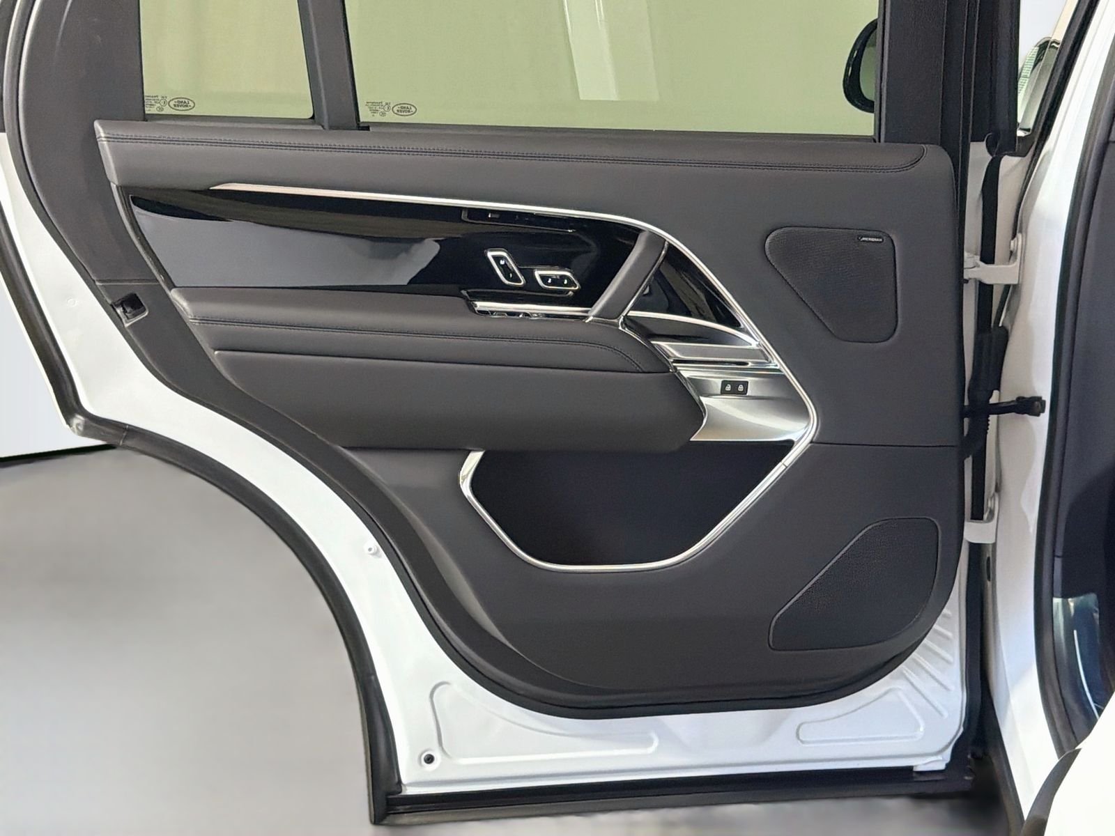 New 2026 Fuji White LAND ROVER SE 7 Seats image 26