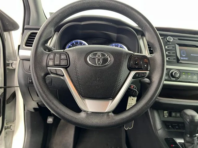 Used 2019 White Toyota LE image 19