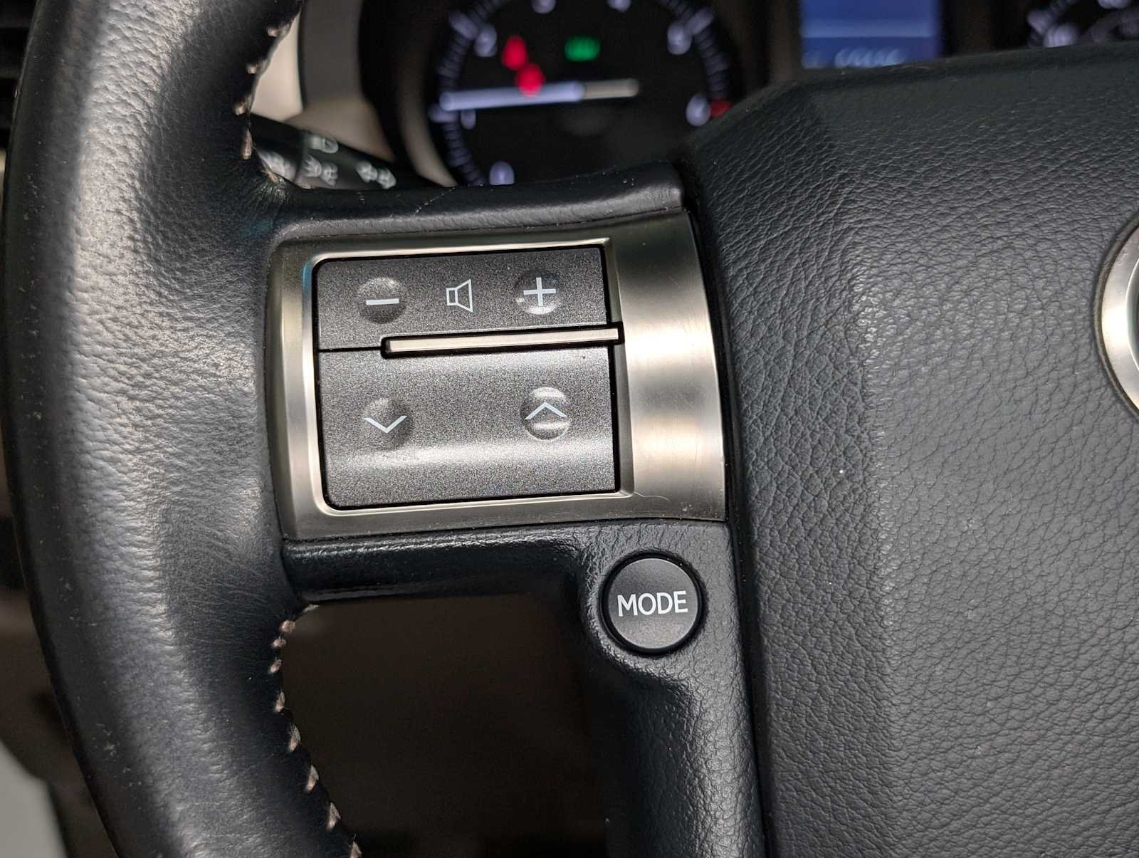 Used 2018 Starfire Pearl Lexus  image 37