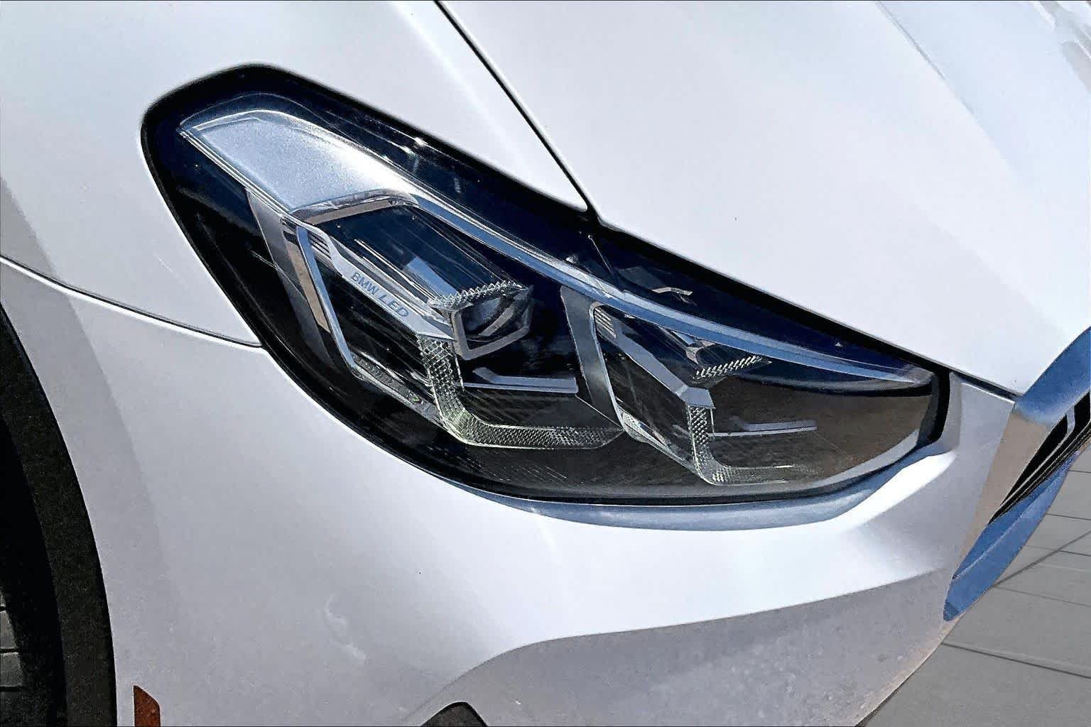 Used 2022 Mineral White Metallic BMW xDrive30i image 25