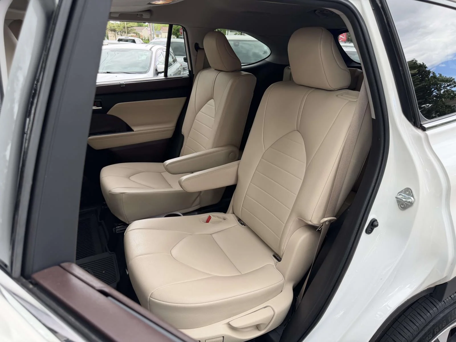 Used 2021 White Toyota XLE image 17