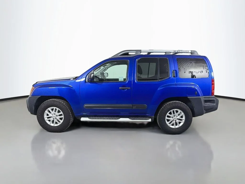 Used 2015 Blue Nissan S image 9