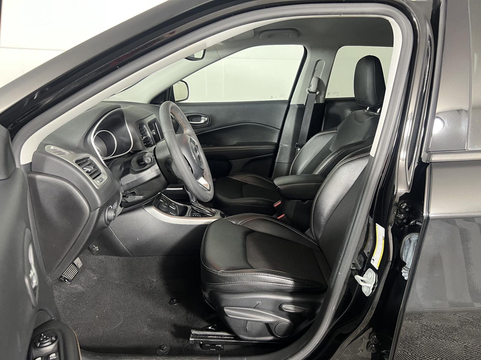 Certified Used 2021 Diamond Black Crystal Pearlcoat Jeep Latitude image 11