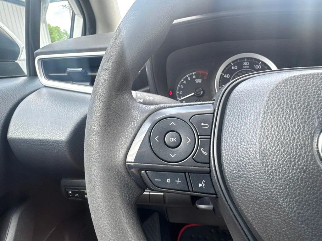 Used 2022 White Toyota LE image 29