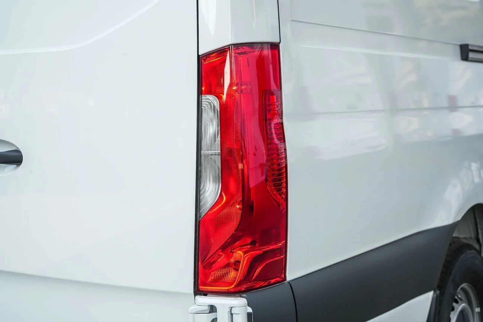 New 2025 Arctic+White Mercedes-Benz Cargo 170WB High Roof 113kW Battery RWD HO Motor image 11