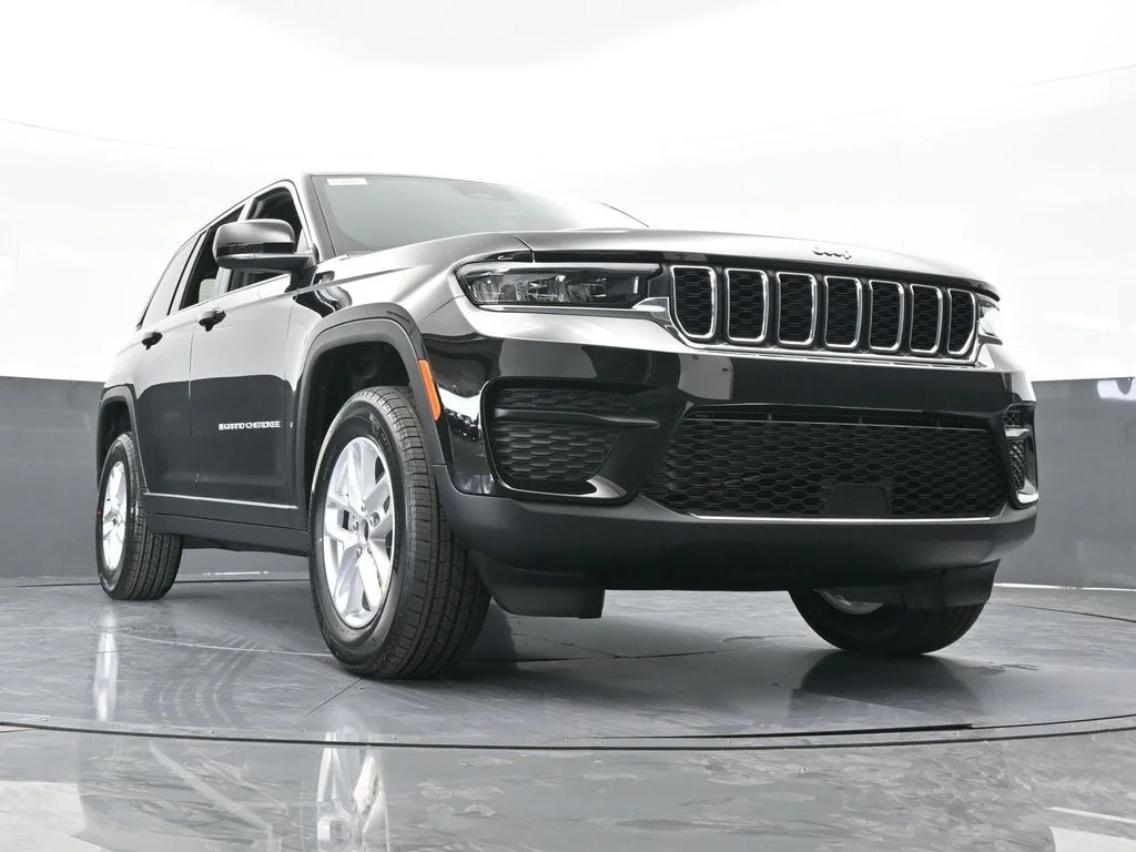 New 2026 Diamond Black Crystal Pearl-Coat Exterior Paint Jeep Laredo X image 61