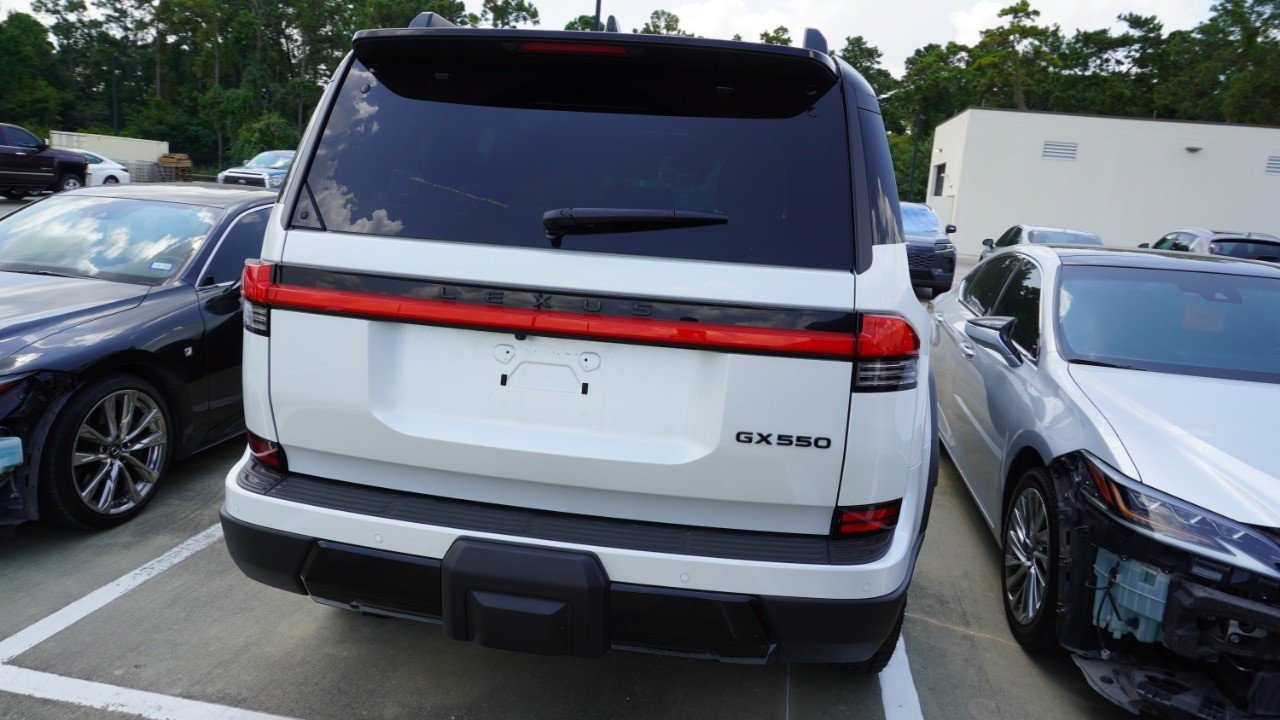 Used 2025 White Lexus GX 550 Overtrail image 6