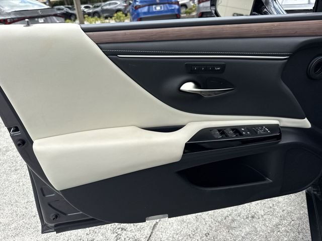 2025 Lexus ES Hybrid 300h - Photo 13