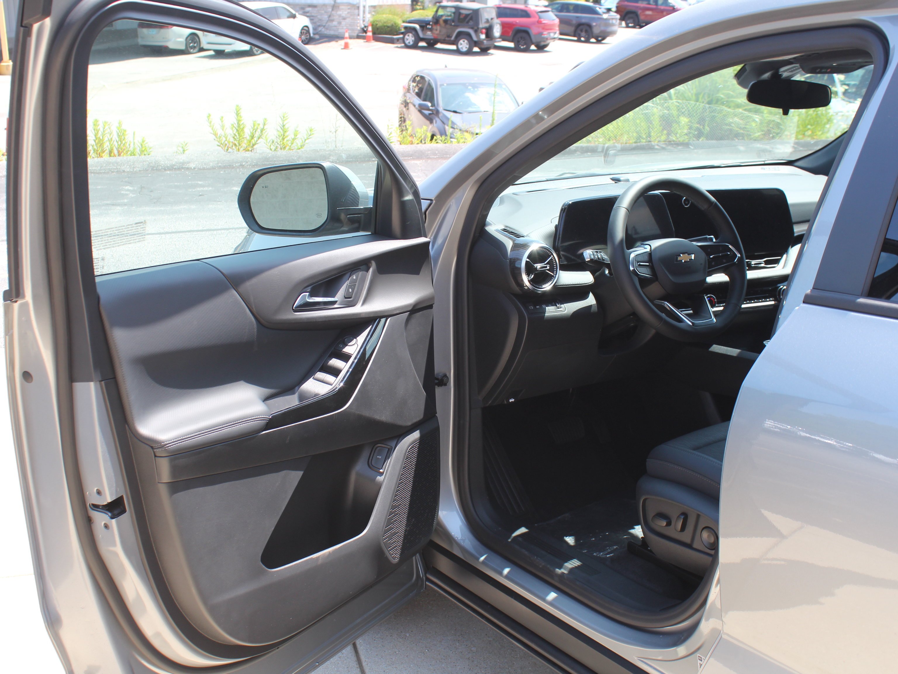 2027 Chevrolet Equinox LT - Photo 8