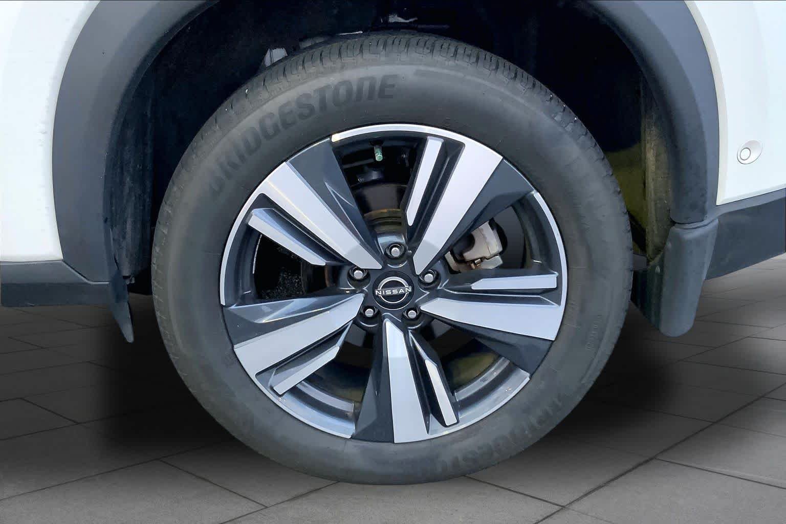 Used 2024 Everest White Pearl Nissan SL image 10
