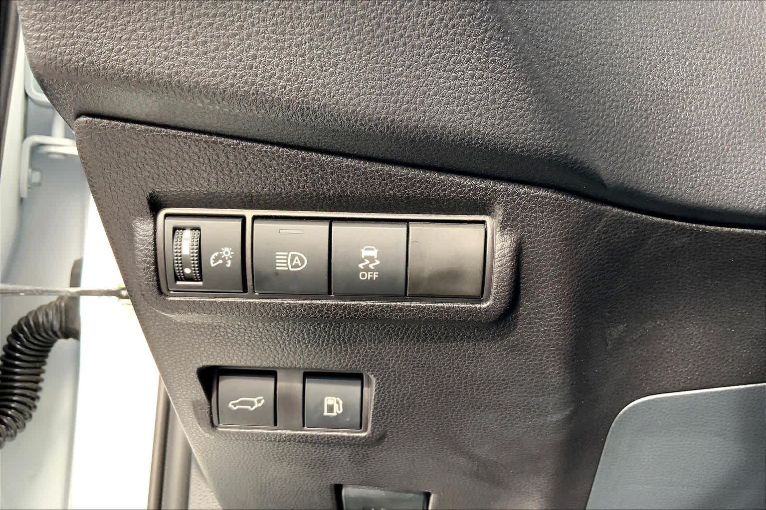 Used 2026 Wind Chill Pearl Toyota Hybrid XSE image 33