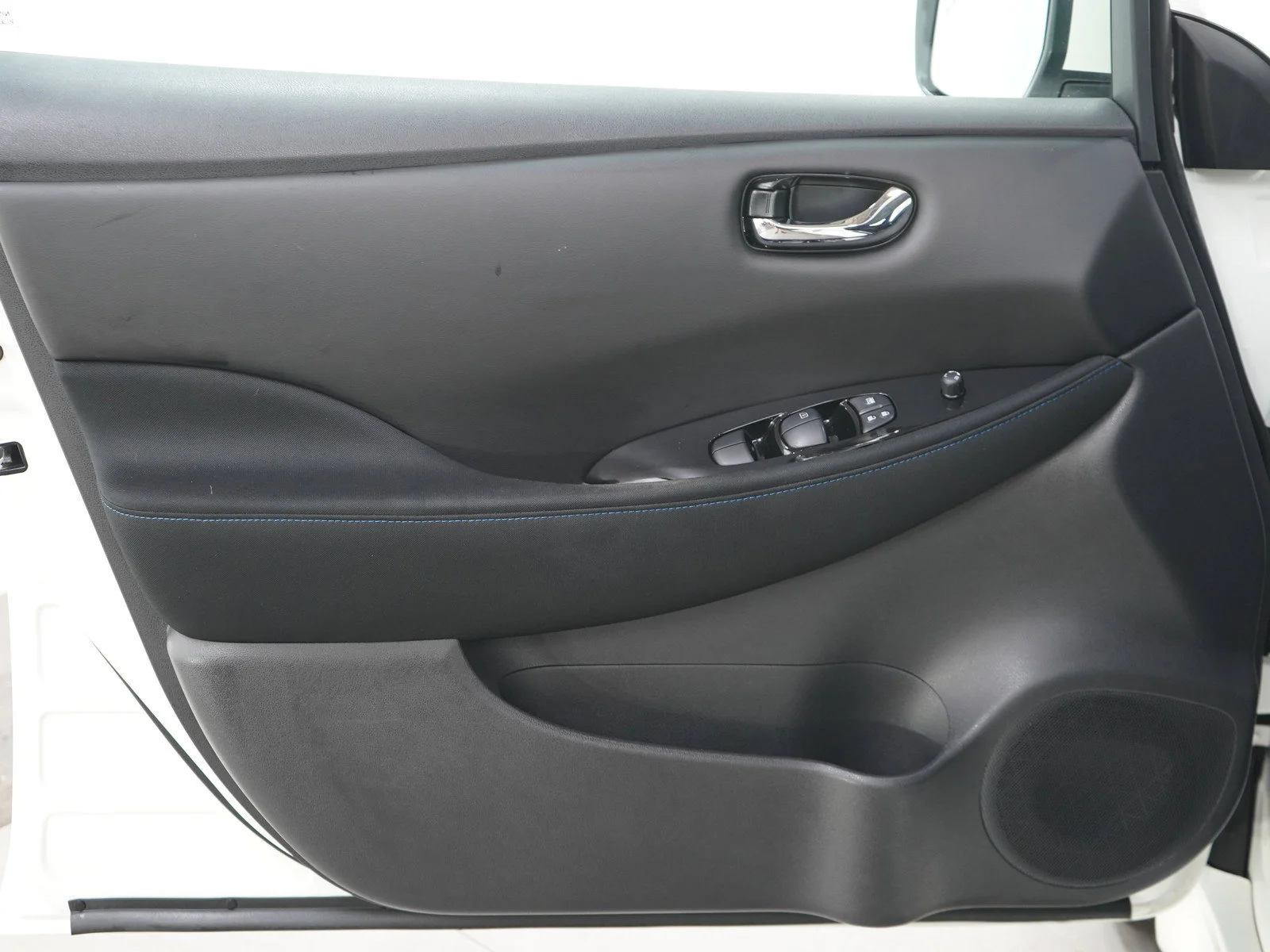 Used 2022 Pearl White Nissan SV Plus image 19