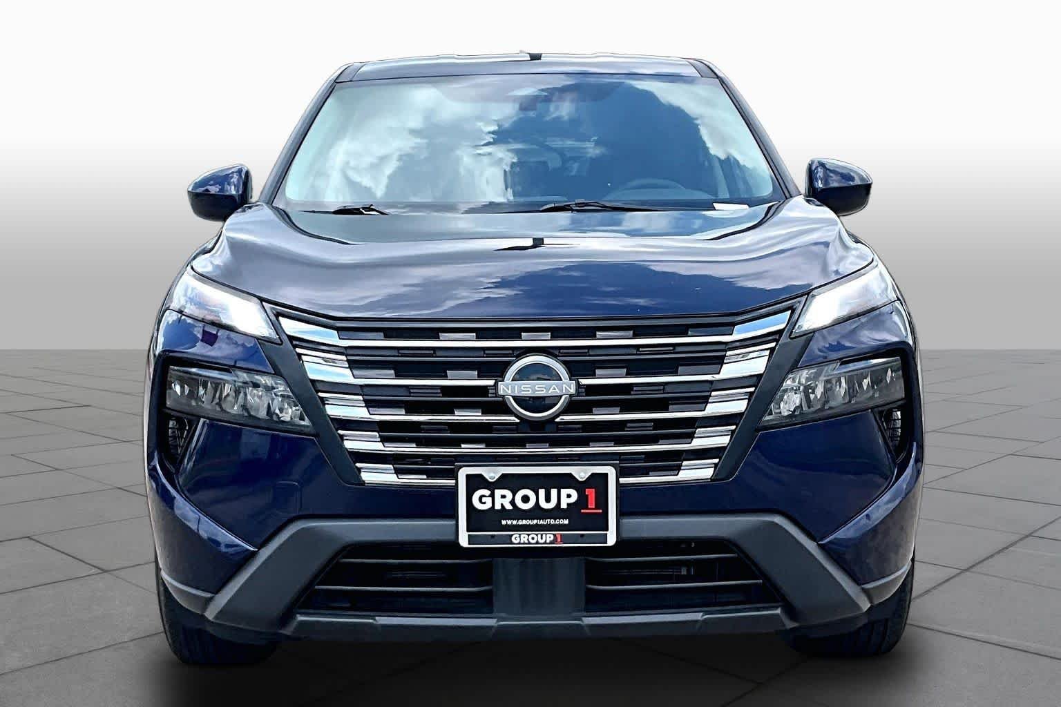 Used 2025 Deep Ocean Blue Pearl Nissan SV image 4