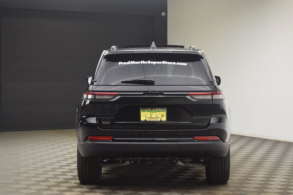 New 2025 Diamond Black Crystal Pearl-Coat Exterior Paint Jeep Limited image 12