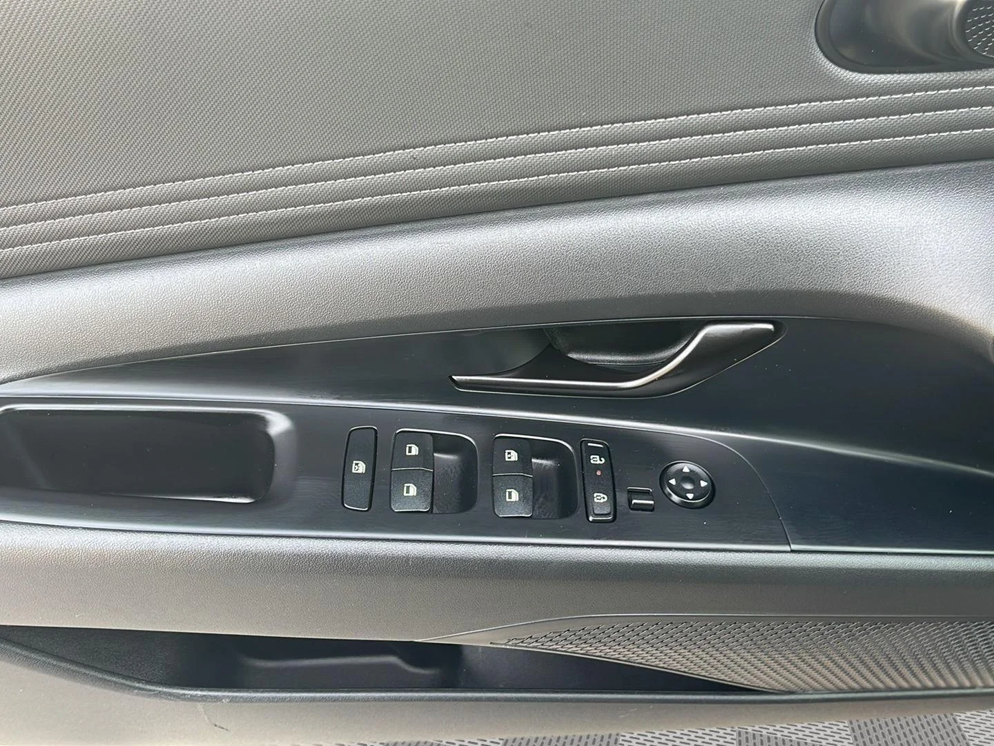 Used 2025 Abyss Black Hyundai SEL Sport image 26